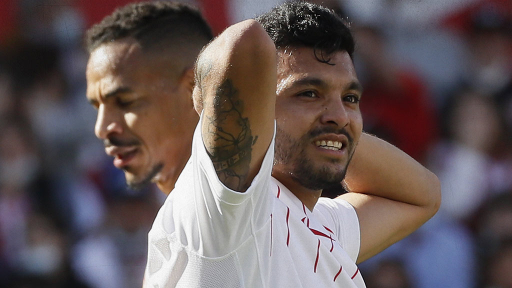 Tecatito Corona amaga con adiós al Sevilla