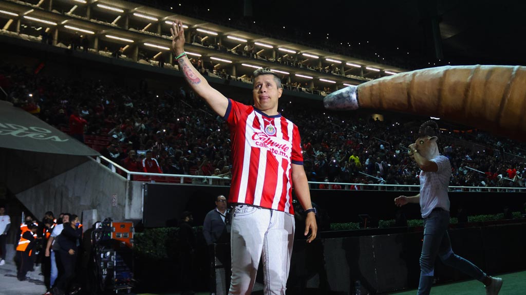 Bofo Bautista durante la previa de un partido de Chivas