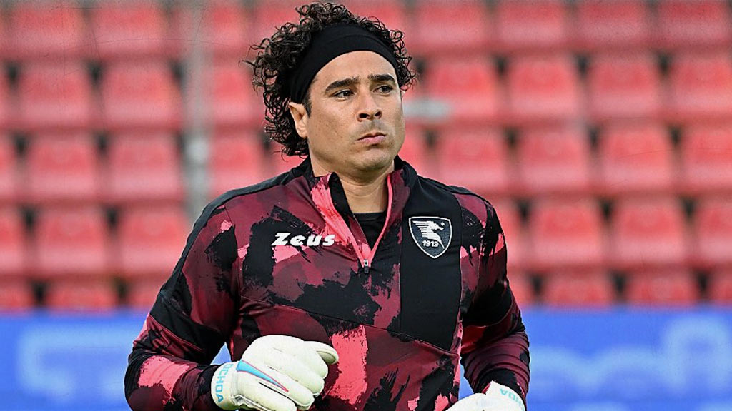 Guillermo Ochoa renueva contrato con Salernitana