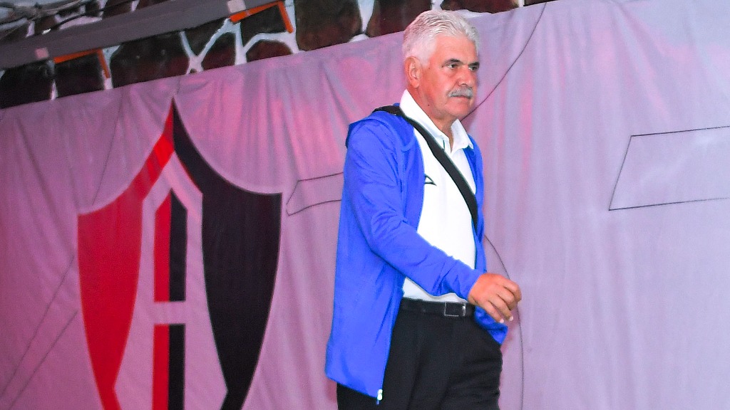Tuca Ferretti, ¿por qué se fue de la rueda de prensa tras derrota ante Atlas?