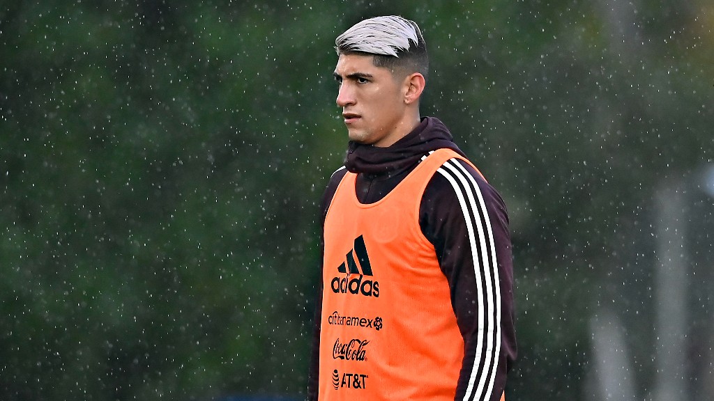 ¿Alan Pulido se hizo expulsar para no jugar contra Chivas?