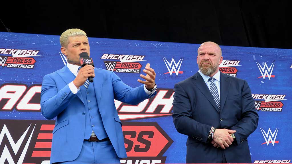 Cody Rhodes y Triple H en conferencia de prensa.