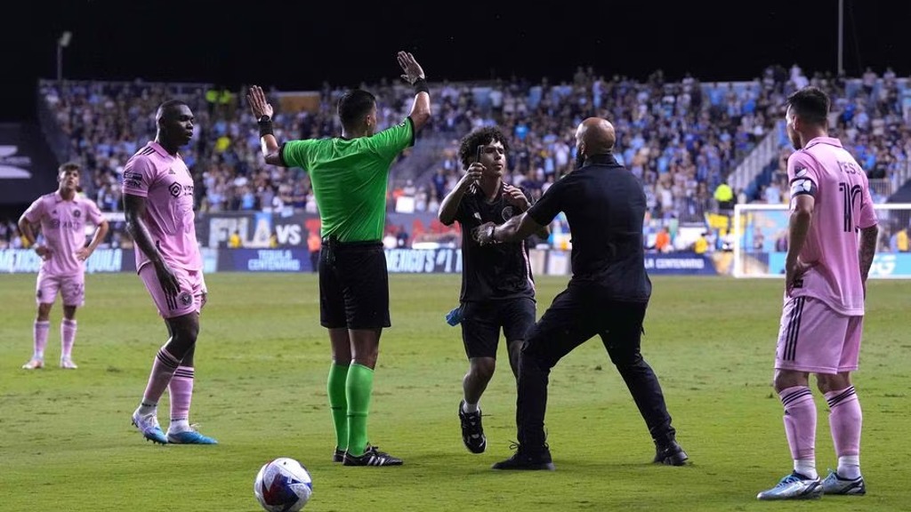 Yassine Cheuko protegiendo a Messi de un fanático durante un partido de la Leagues Cup 