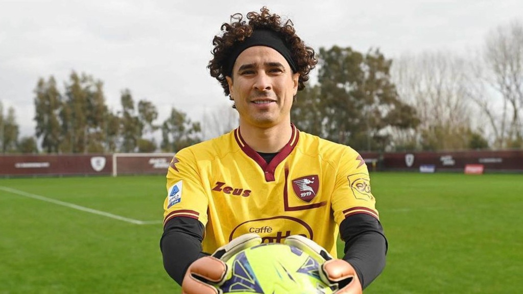 ¿Con quién compite Guillermo Ochoa por la titularidad en el Salernitana?