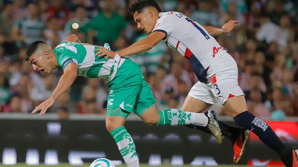 ¡Le quitan clara roja a Chiquete! VAR salva a Chivas de jugar con 10 desde el 11′
