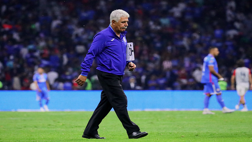 Periodista de ESPN destroza sus playeras de Cruz Azul Campeón tras salida del 'Tuca' Ferretti