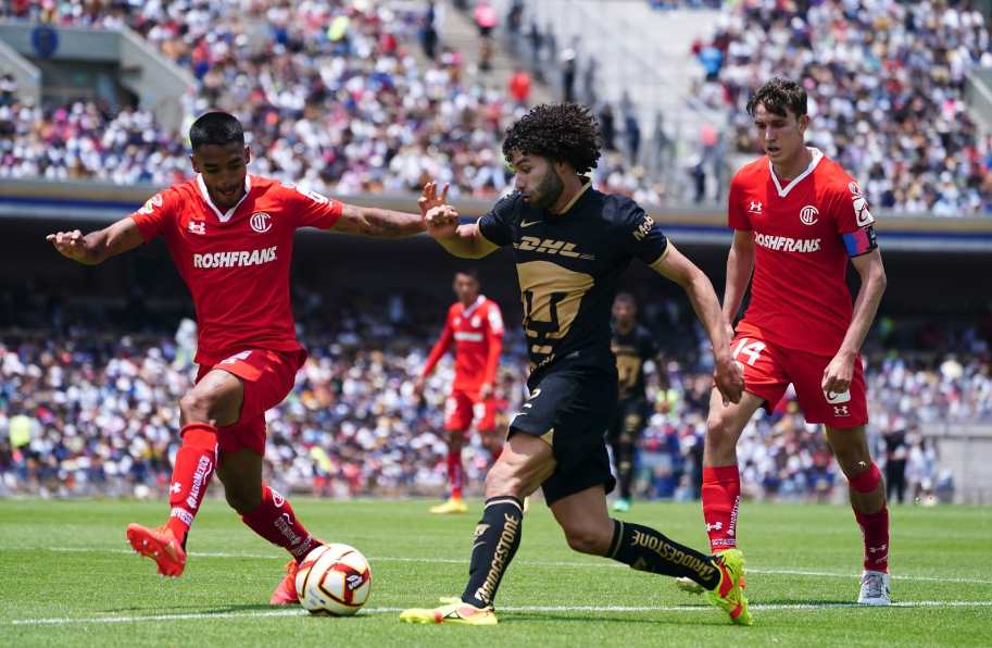 César Huerta disputando un partido contra Toluca