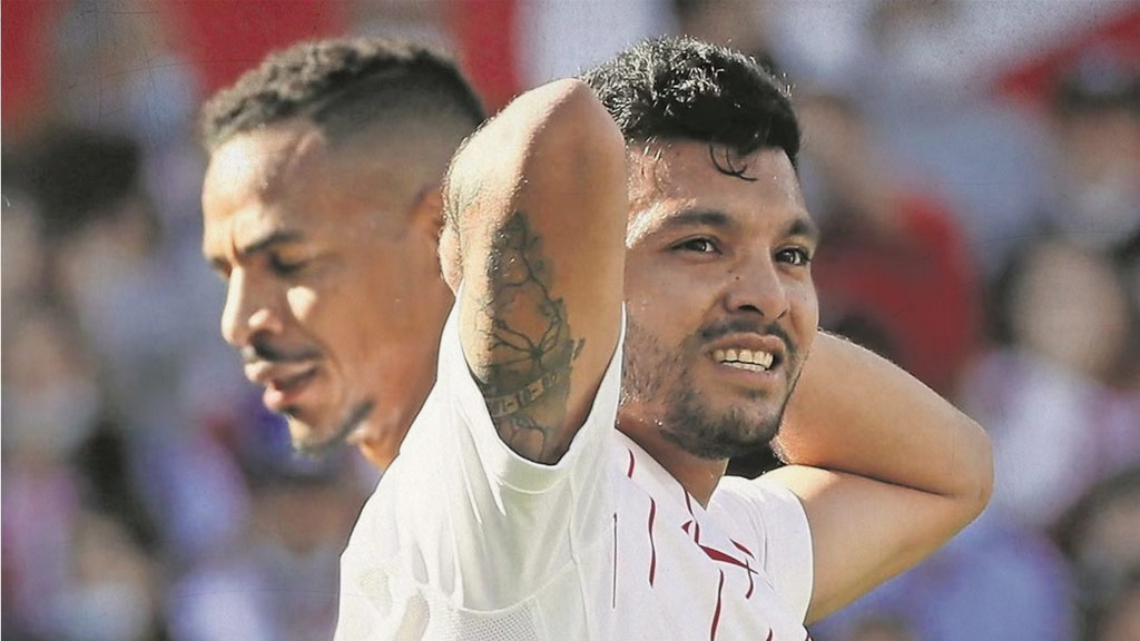 Tecatito Corona ya no tiene lugar en Sevilla