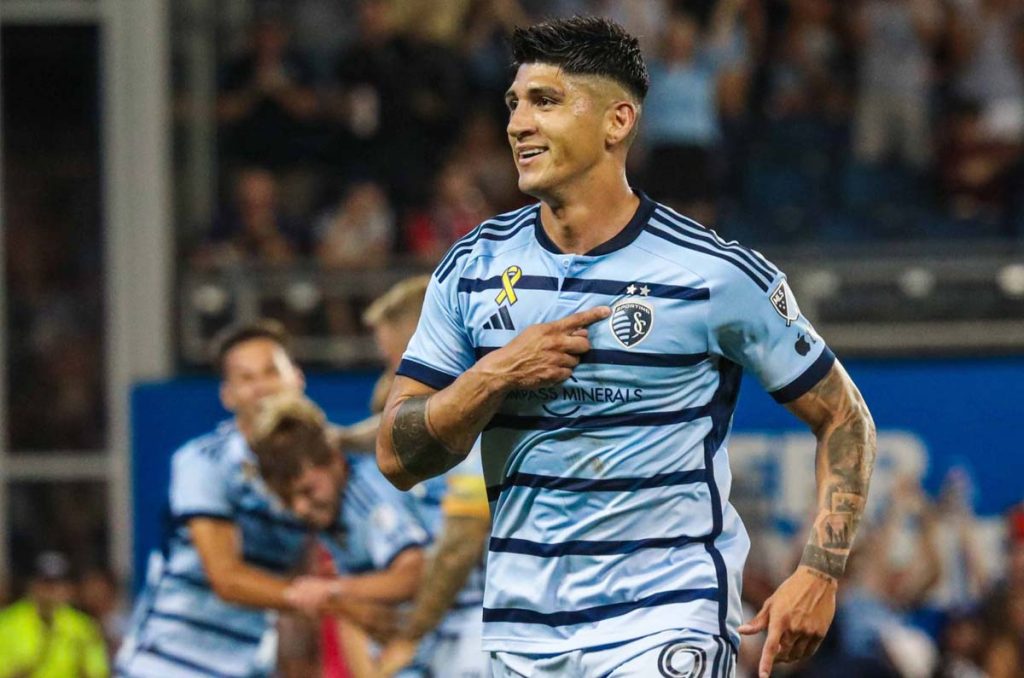 Alan Pulido firma renovación con Sporting Kansas City