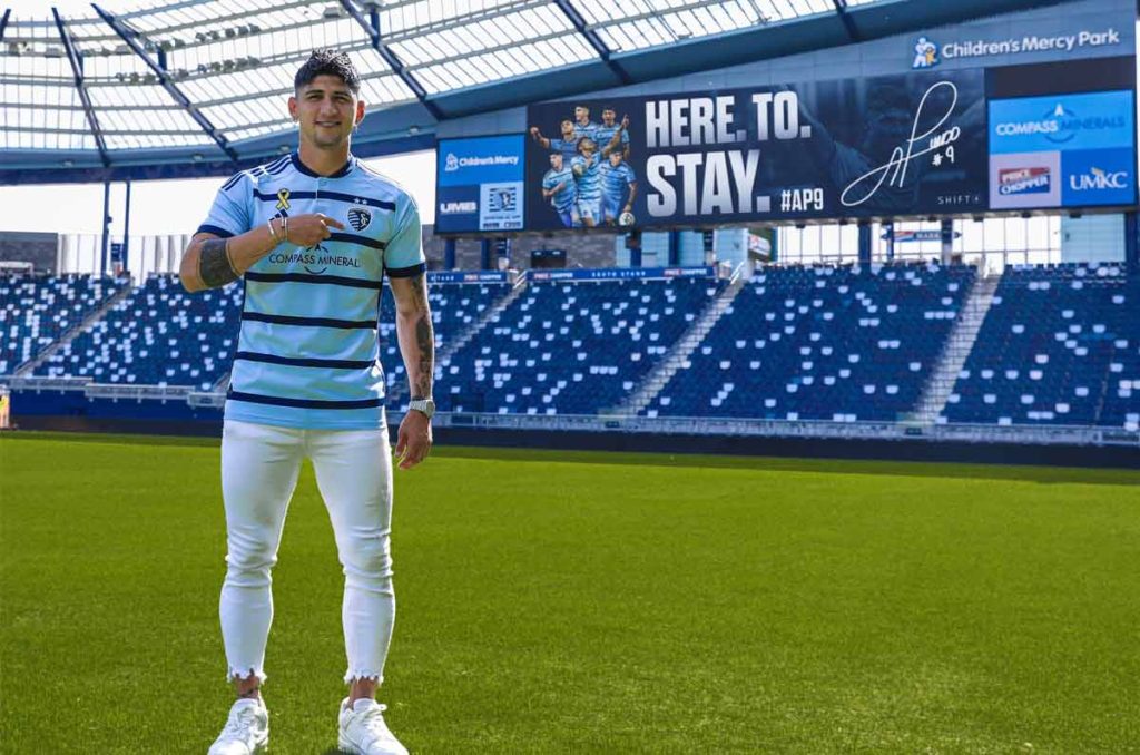 Alan Pulido renovó con Kansas City y rompió con las ilusiones de Chivas