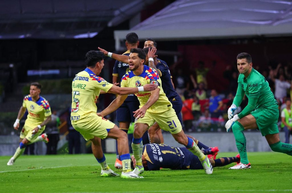 Anulan gol del América vs Pumas por falta, pero antes era plancha y penal sobre Henry Martín 0