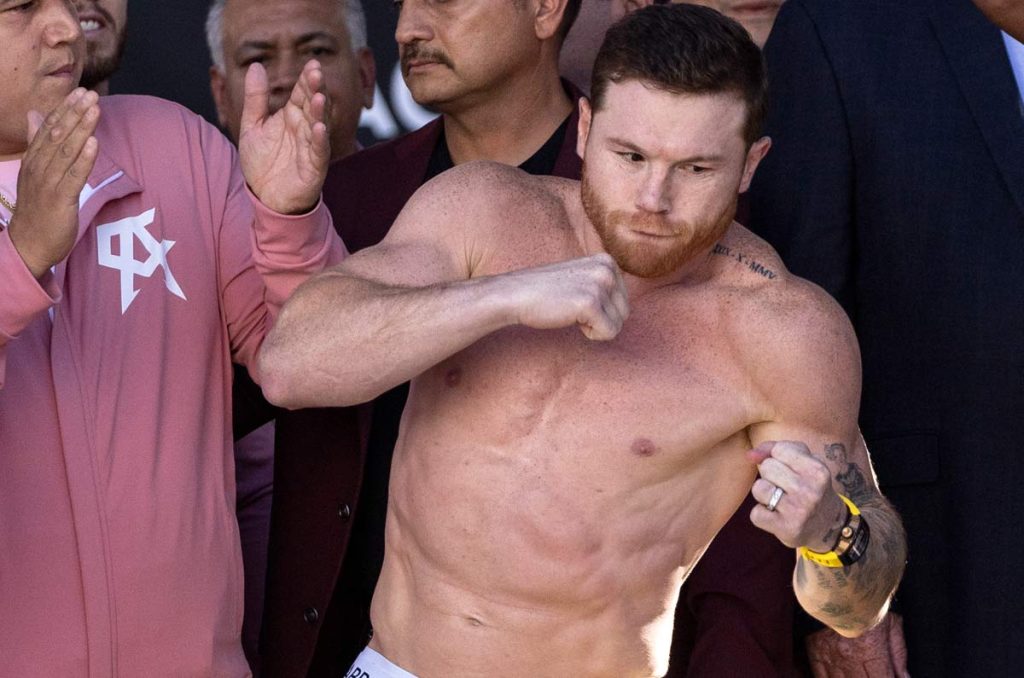 Canelo Álvarez durante la ceremonia de pesaje previo a su combate con Jermell Charlo