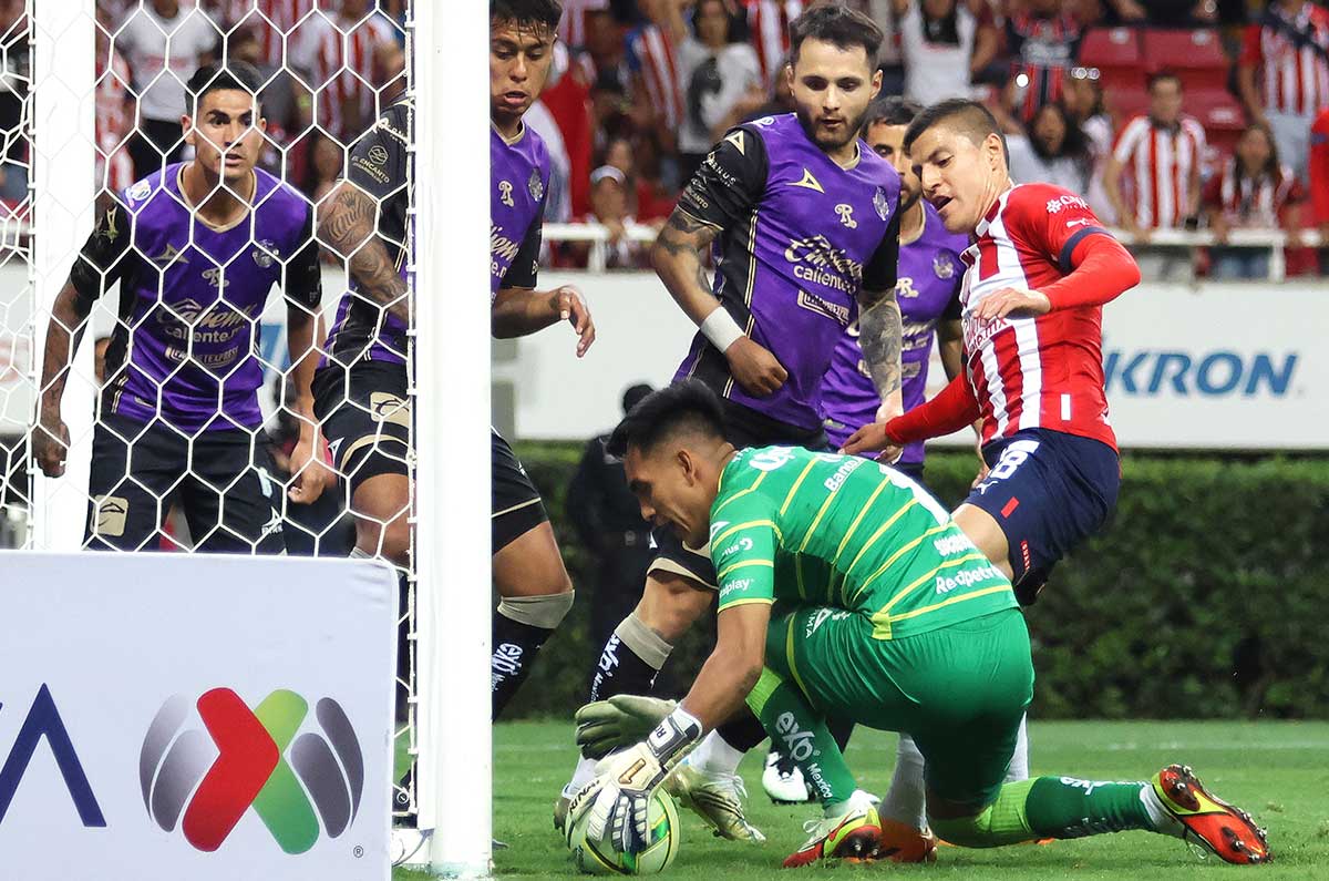 Chivas vs Mazatlán: Pronóstico, momios y picks gratis; ¿cuánto paga el gol del Piojo Alvarado?