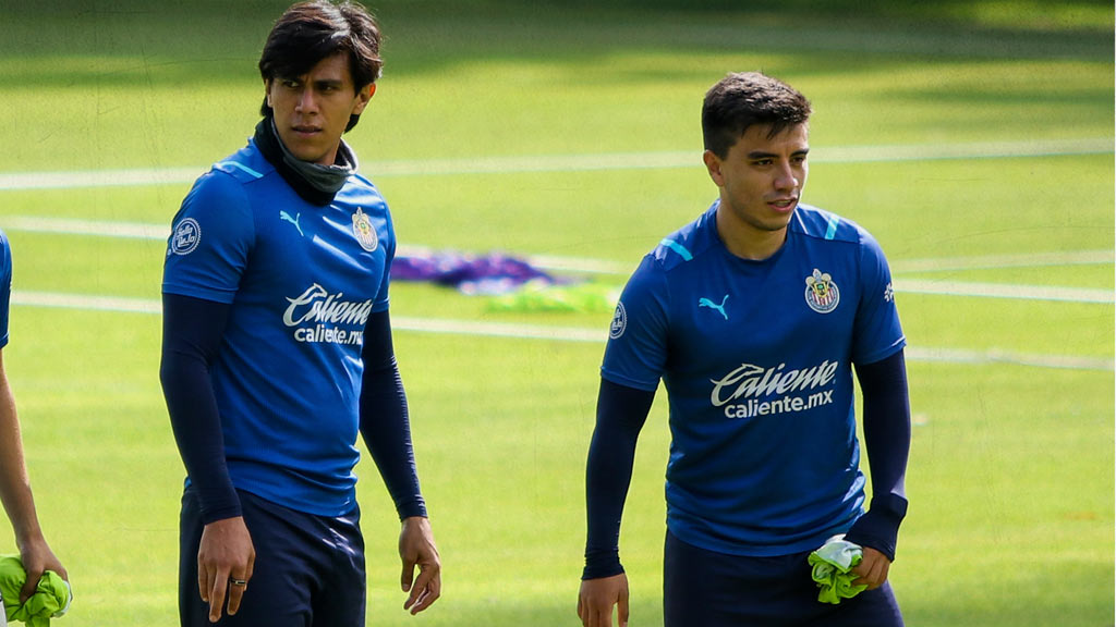 José Juan Macías junto a Fernando Beltrán en un entrenamiento con Chivas