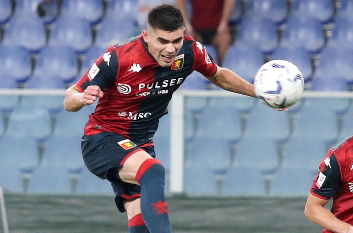 Johan Vásquez se devalúa en Europa con el Genoa