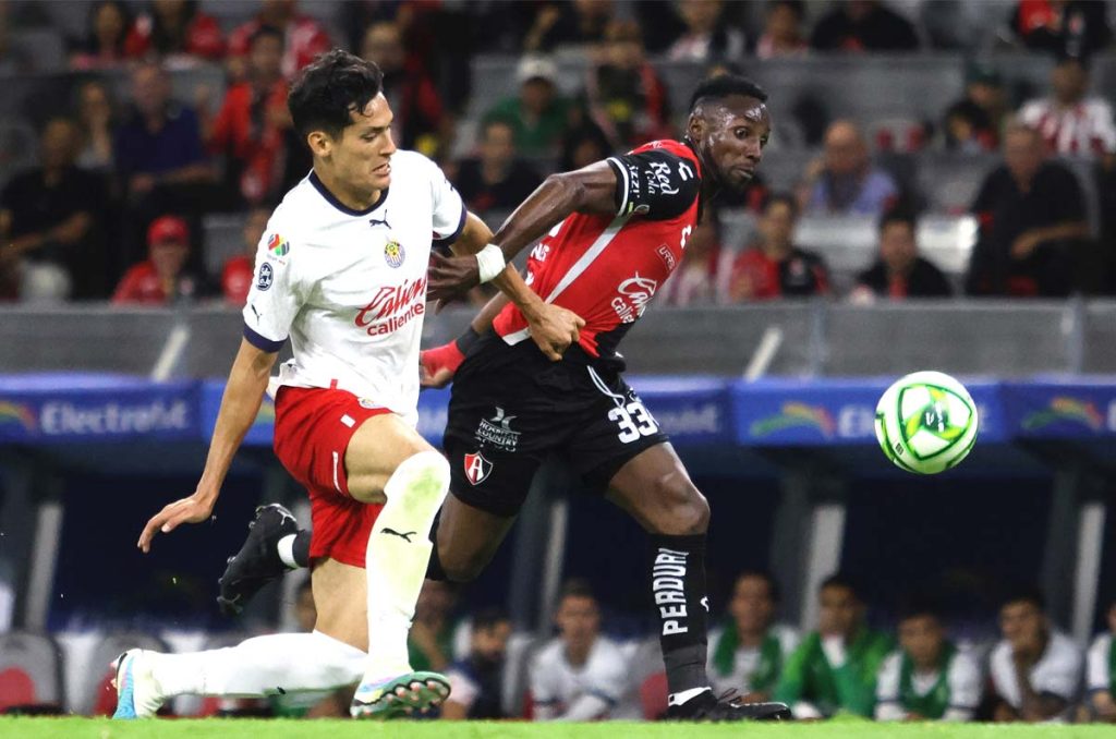 Julián Quiñones tiene buenas estadísticas vs Chivas