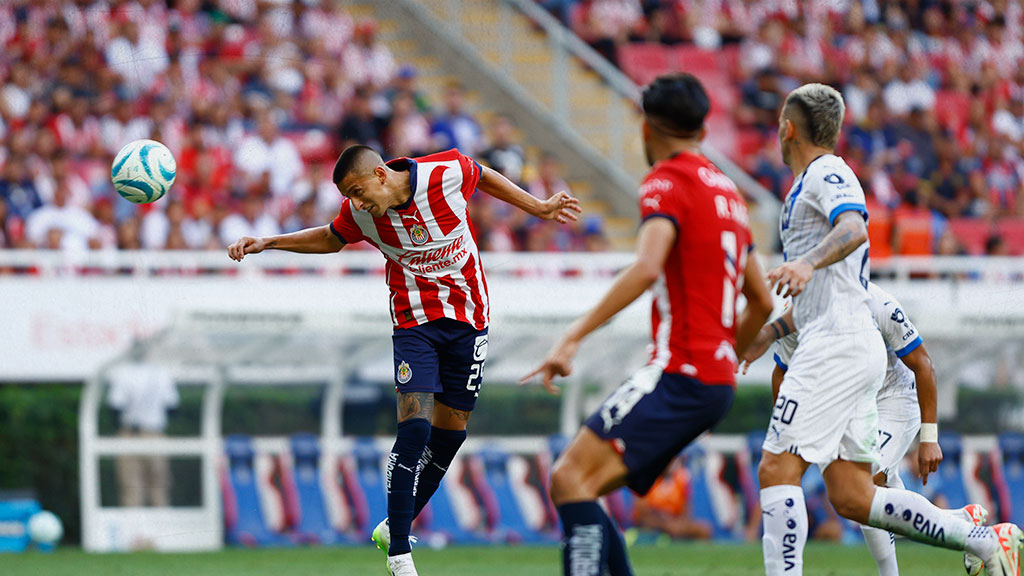 ¿Y el Chivar? Tiraron las líneas y aun así anularon gol de Chivas vs Rayados