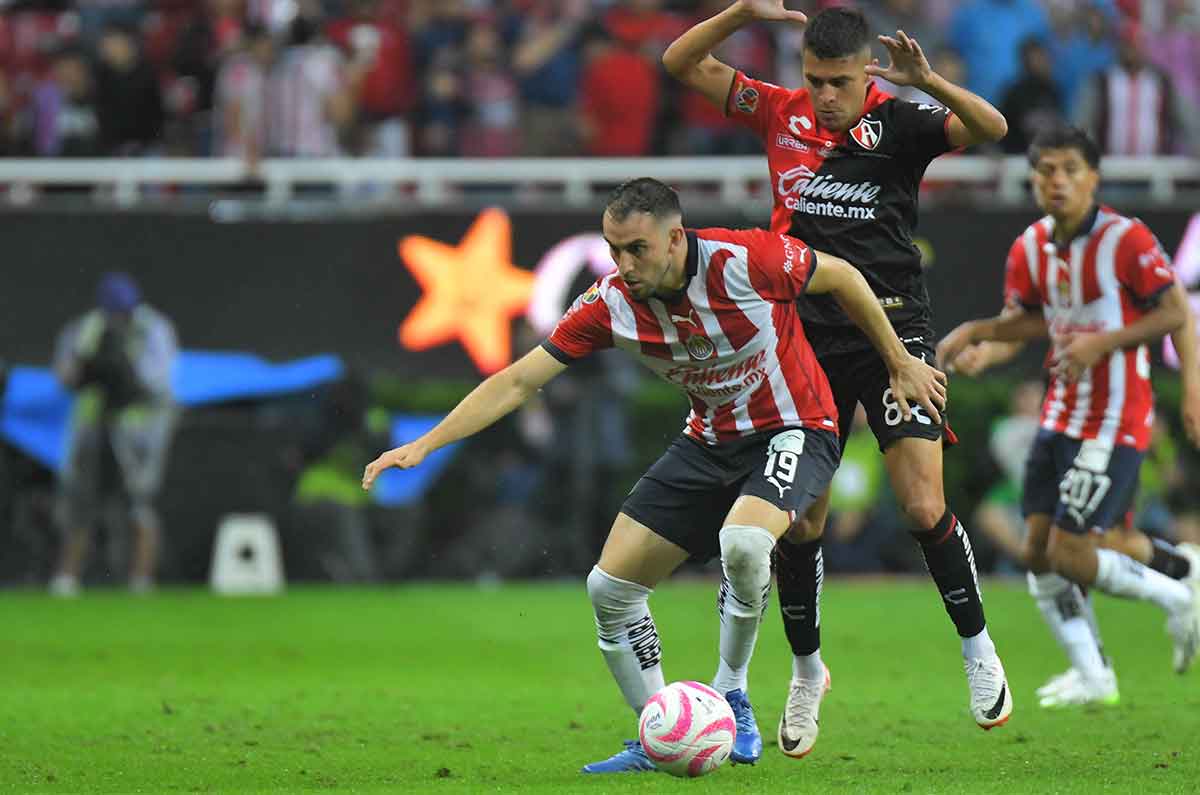 Alejandro Mayorga llamado a adueñarse de la lateral en Chivas