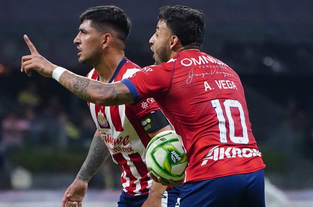 Por distintas razones, pero Pocho Guzmán y Alexis Vega dejaron de ser determinantes en Chivas