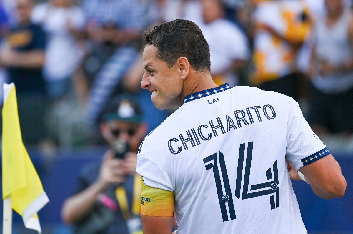 “Que vendan más barato a jugadores”, la petición de Chicharito