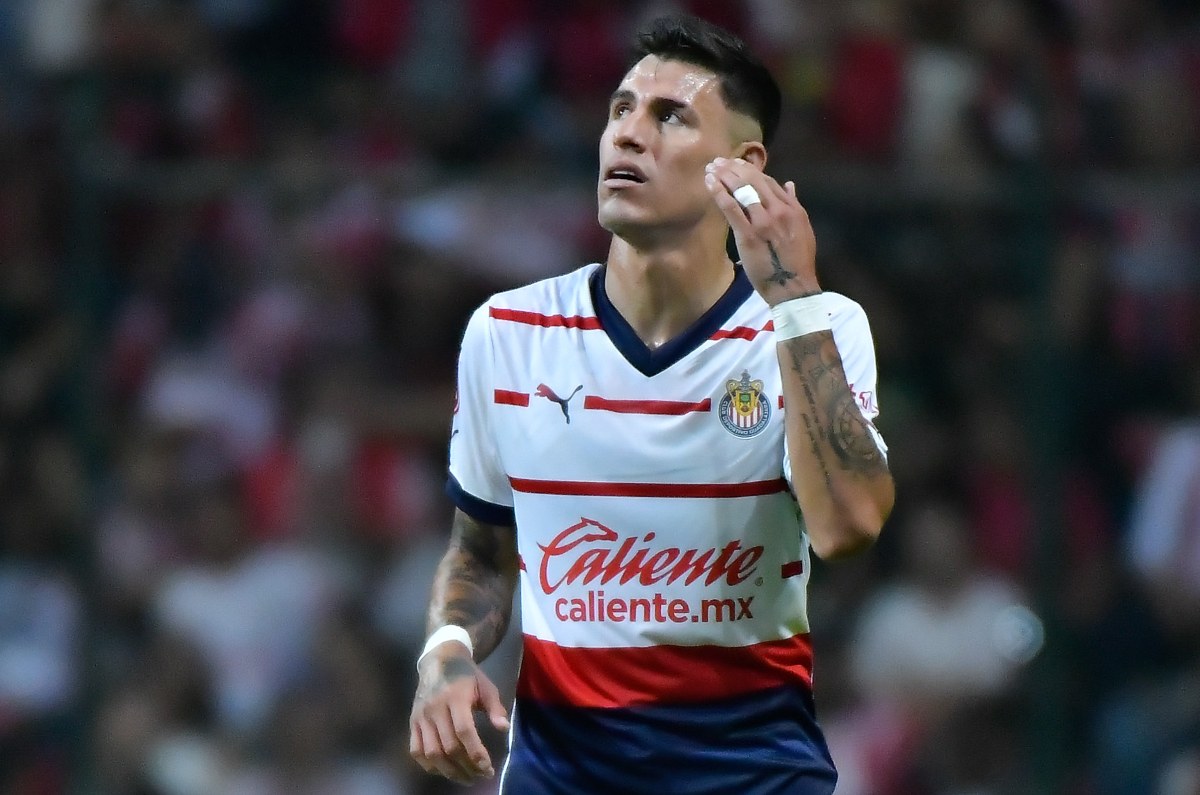 Ante la necesidad, Chivas perdona fácil a Chicote Calderón