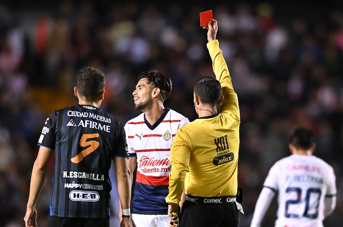 Chivas sigue sin convencer, pero se impone a Querétaro con dramatismo