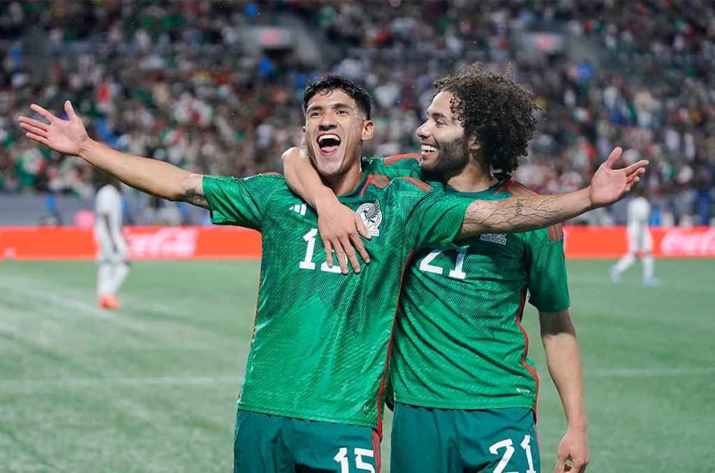 Uriel Antuna y César Huerta en la celebración de gol.