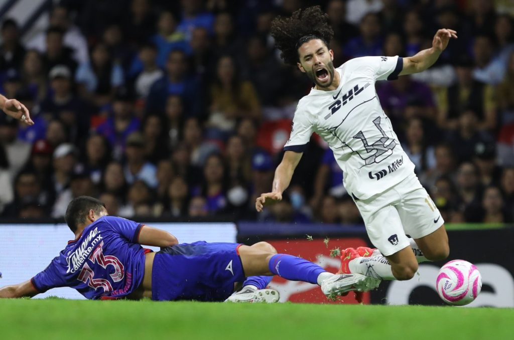 ¡Doble polémica en penal! Cruz Azul pedía revisión al VAR; 'Chino' Huerta anotó en repetición del tiro