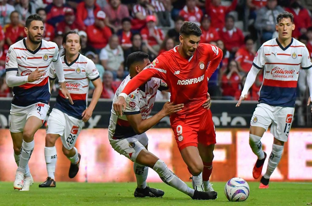 ¿Era penal en contra de Chivas? La polémica falta del Tiba que protestó Toluca