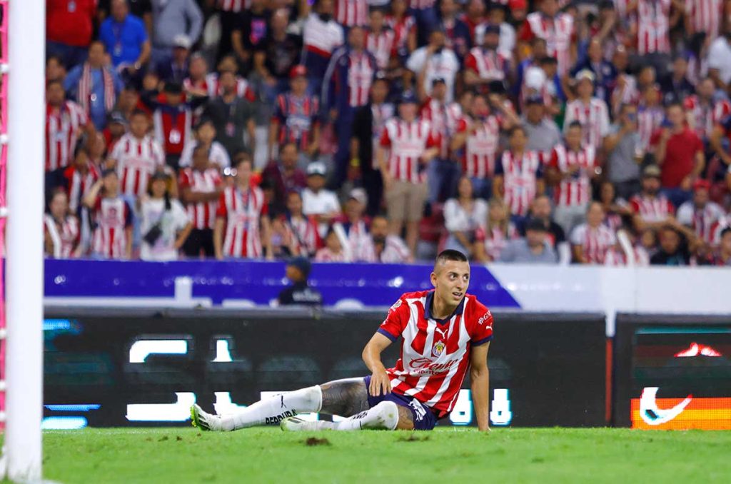 ¿La pelota abandonó el terreno de juego? Posible penal en el Chivas vs Tigres