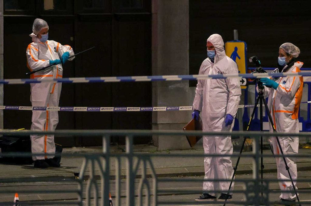 Autoridades locales en el lugar donde ocurrió el incidente de Bruselas