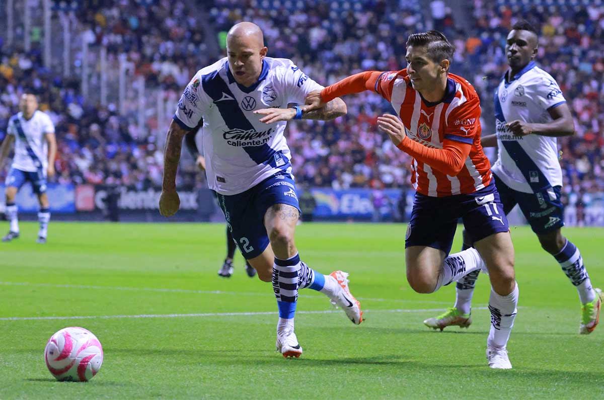 Puebla vs Chivas: ¿Era penal? Polémica mano le da gol al Rebaño