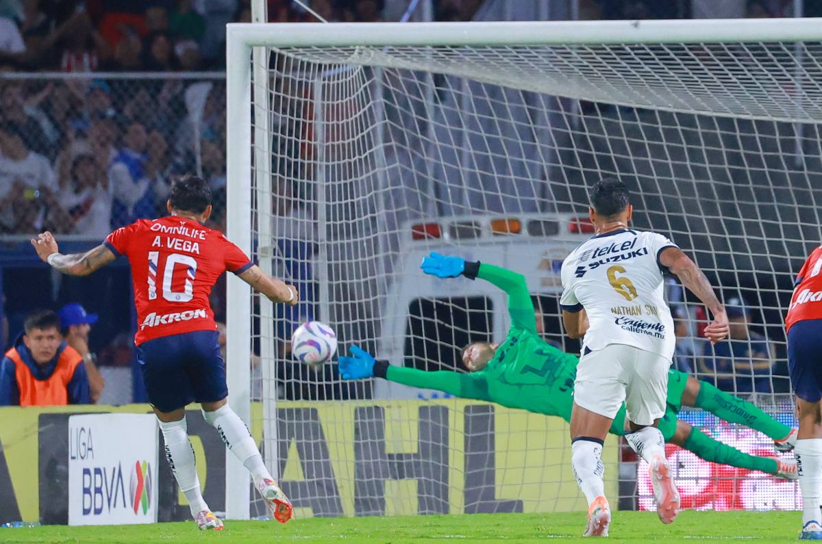 Alexis Vega falla penal en su regreso con Chivas y despierta dudas