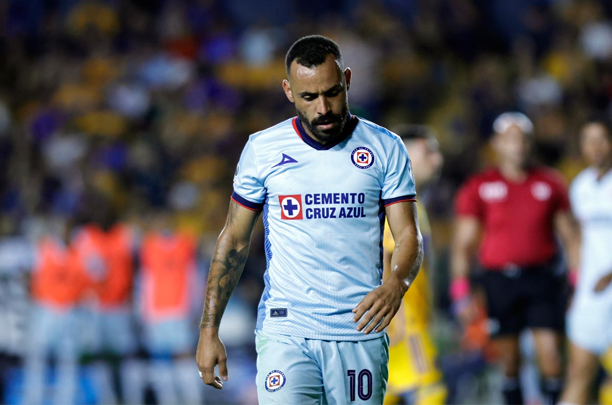 Apenas llegó y Moisés ya piensa en salir de Cruz Azul