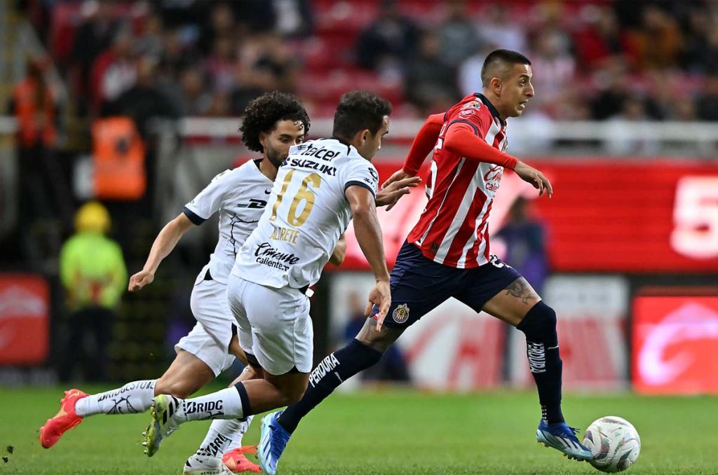 Chivas perdonó goleada a Pumas y lo deja con vida