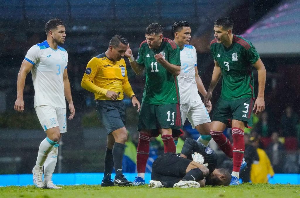 Desde Honduras se quejan por el arbitraje en partido vs México