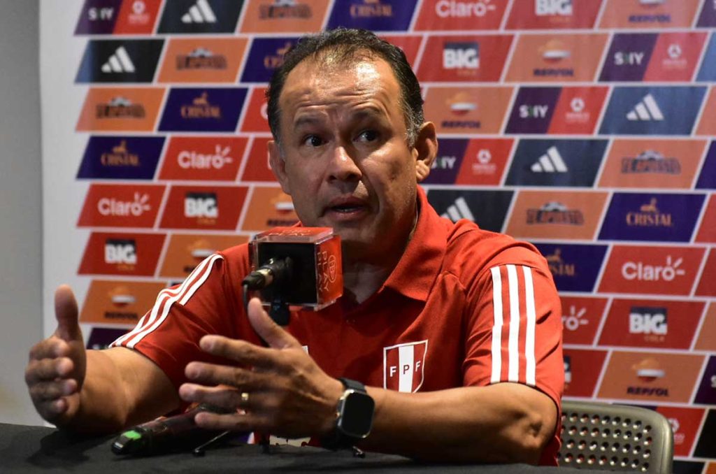 Juan Reynoso la pasa de noche en la Selección de Perú