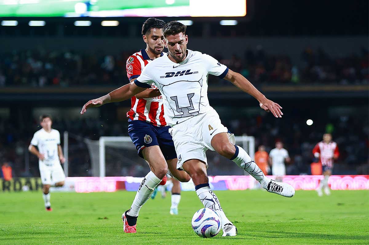 Lisandro Magallán dando tranquilidad en la defensa de Pumas