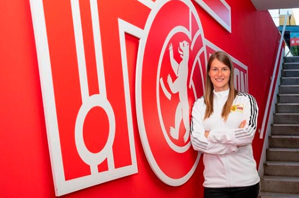 Marie-Louise Eta está haciendo historia con el Unión Berlín de Alemania. Tendrá la oportunidad de estar en el banquillo de Bundesliga