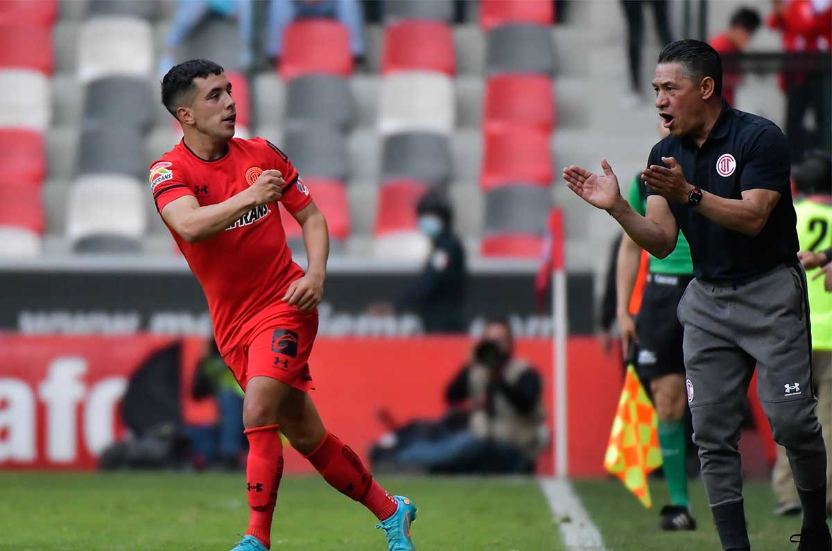 Nacho Ambriz destituido, Leo Fernández campeón de Copa Libertadores