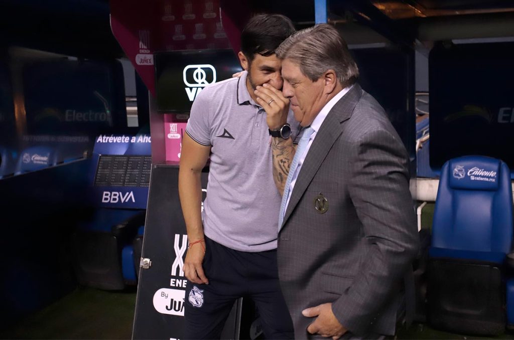 Luis Miguel Noriega y Miguel Herrera durante el duelo de la polémica entre Puebla y Tijuana