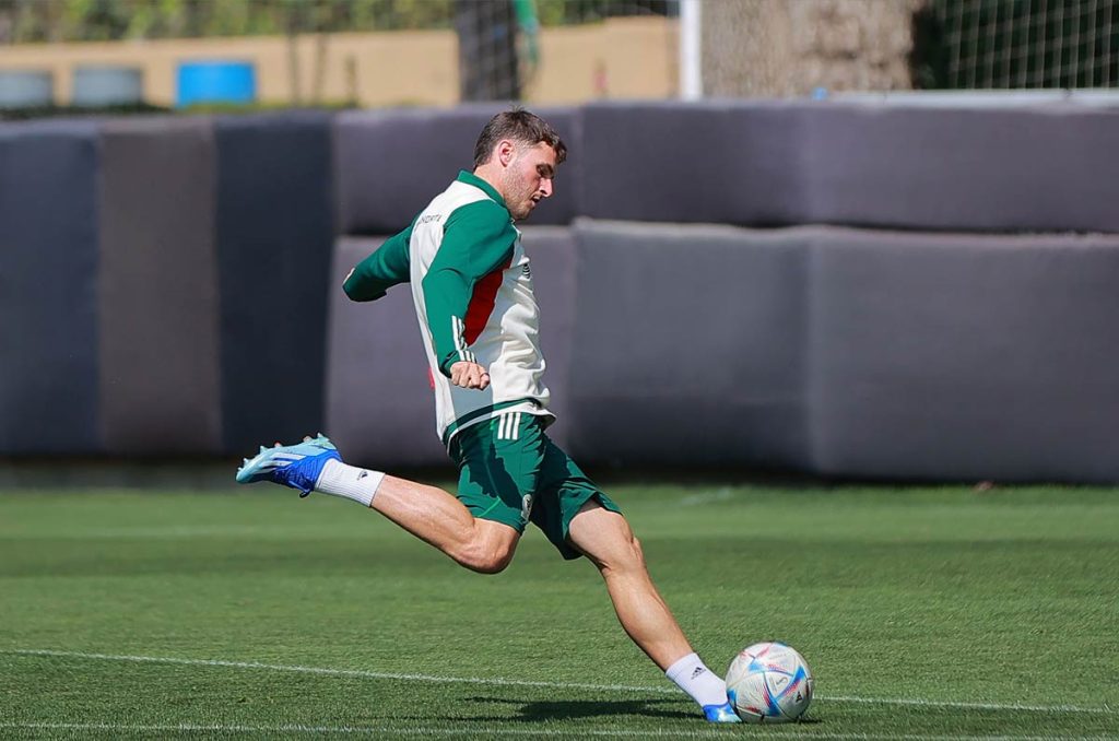 Santiago Giménez no termina por explotar su talento goleador en la Selección Mexicana