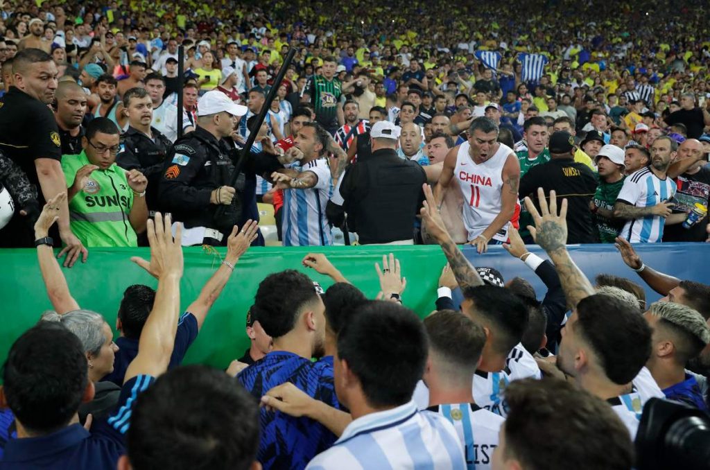 La Selección de Argentina protegió a sus aficionados de la policía brasileña