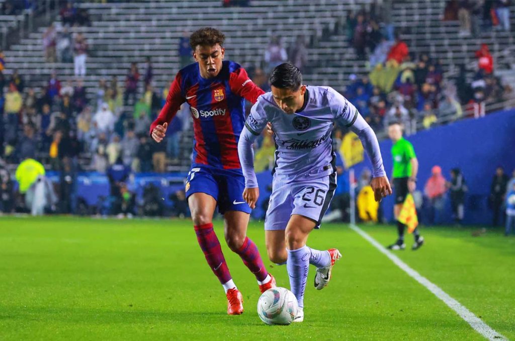 Lamine Yamal y Salvador Reyes durante el duelo entre Barcelona y América