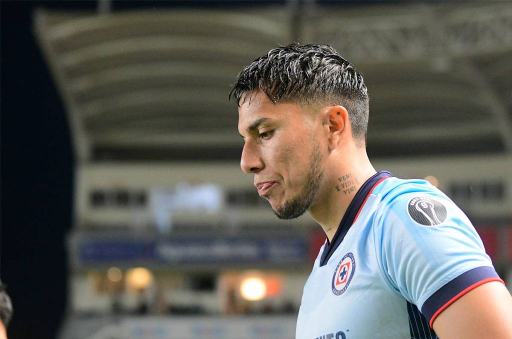 Dentro de la Máquina de Cruz Azul quieren fuera a Carlos Salcedo para el torneo Clausura 2024