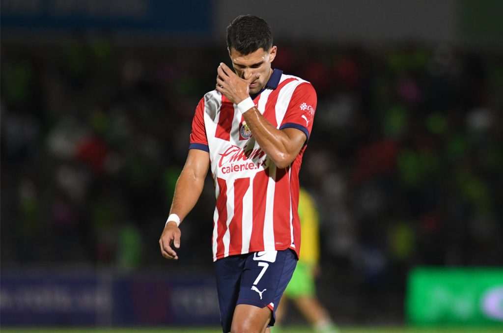 Chivas busca acomodar delanteros en el mercado