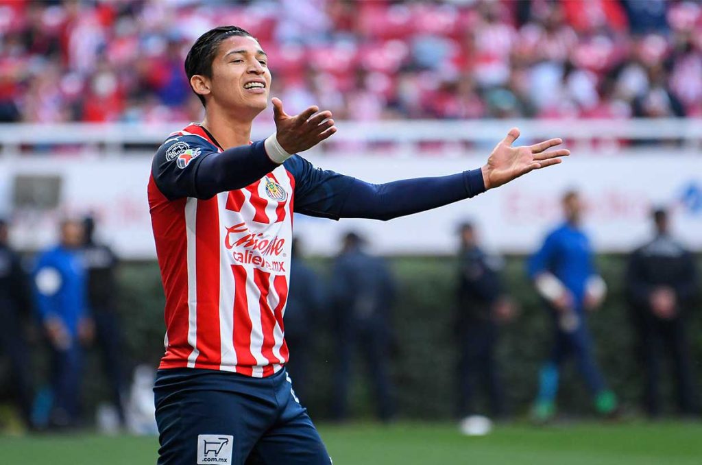 Chivas puede pasar de no tener delanteros a un posible sobrecupo 0