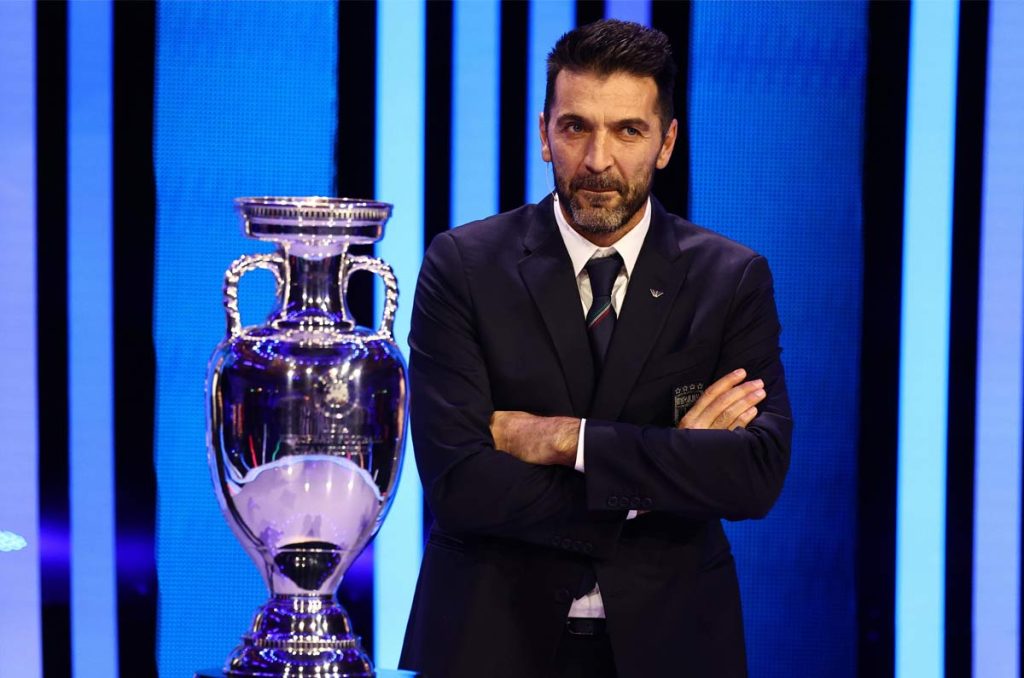 Gianluigi Buffon junto a la Eurocopa 2024, uno de los encargados de llevar a cabo el sorteo