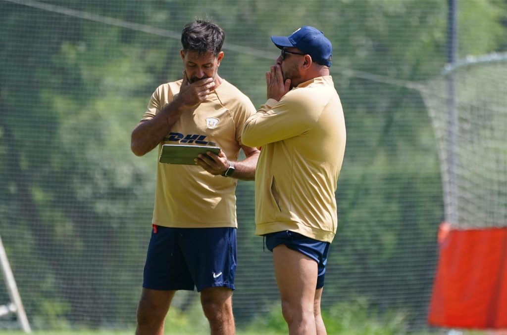 Gustavo Lema y Antonio Mohamed en un entrenamiento con los Pumas de la UNAM