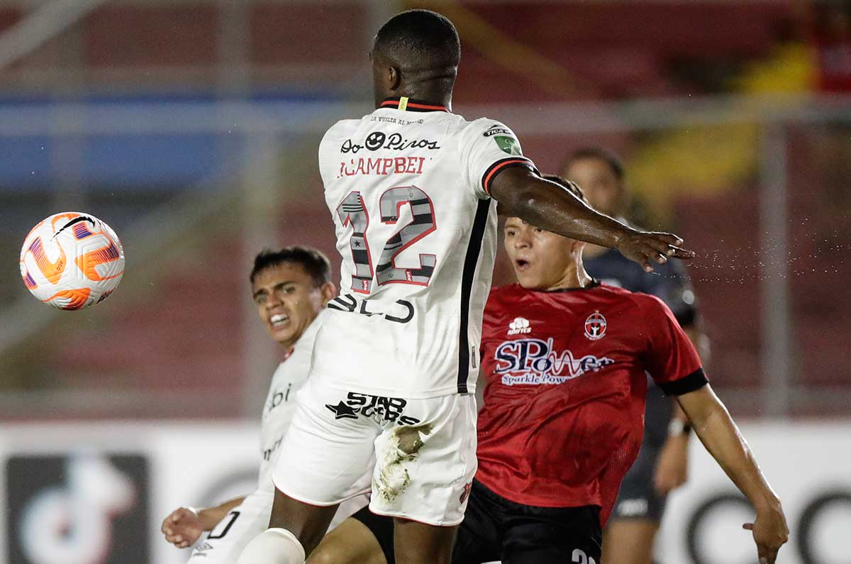 Joel Campbell siendo figura en Costa Rica ¿debió salir de la Liga MX?